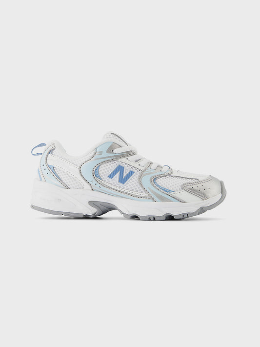 Zijaanzicht van de New Balance 530 kinderschoen in wit met lichtblauwe details