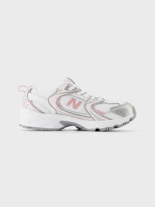 Zijaanzicht van de New Balance 530 kindersneaker in wit met roze accenten