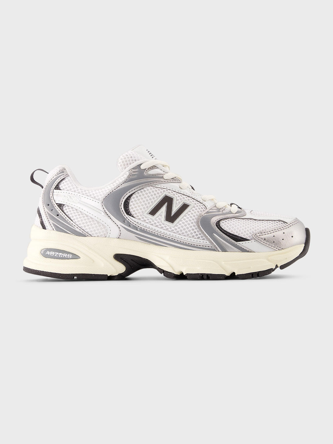 New Balance 530 sneakers met zilveren details, zijaanzicht