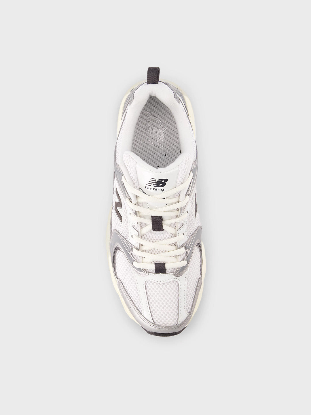 Bovenaanzicht van de New Balance 530 in Silver Metallic/Black Cement