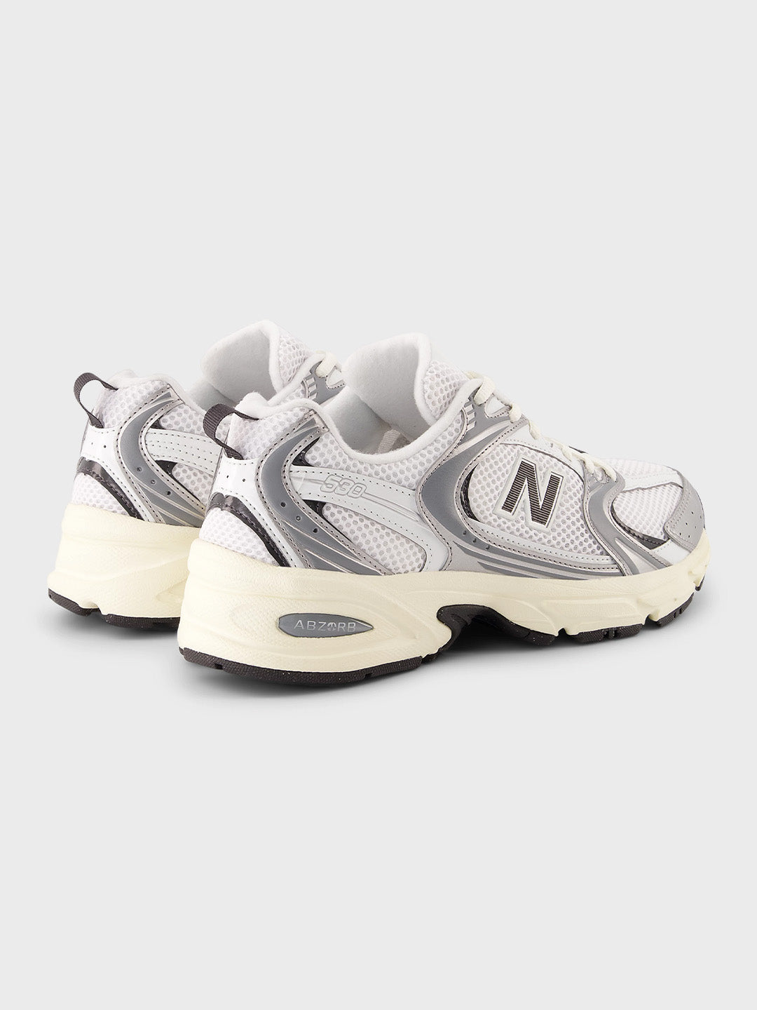 New Balance sneaker achteraanzicht met donkergrijze accenten