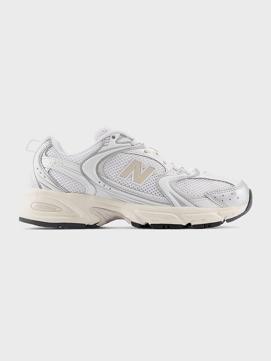New Balance 530 sneaker in wit met zilveren en beige details, zijaanzicht