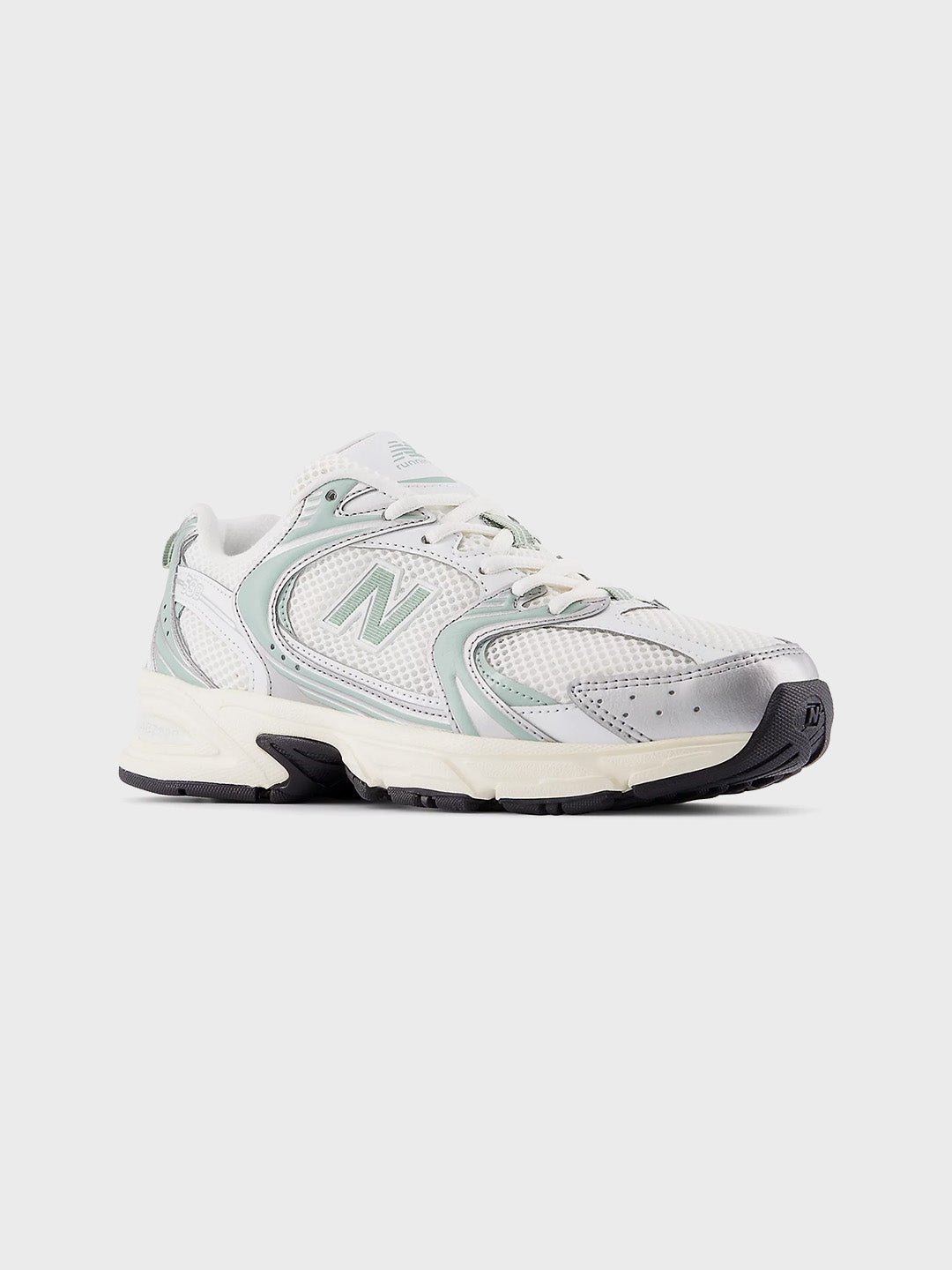 New Balance 530 sneaker schuin vooraanzicht - U530SEB