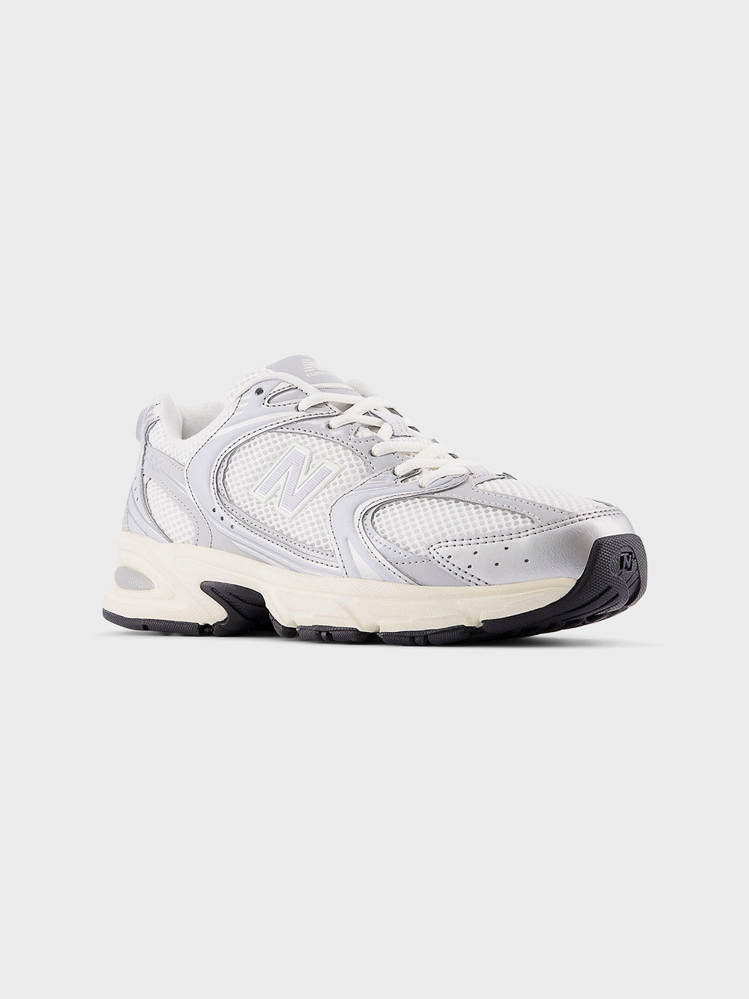 NB 530 sneaker met metallic en pastel details, schuin vooraanzicht