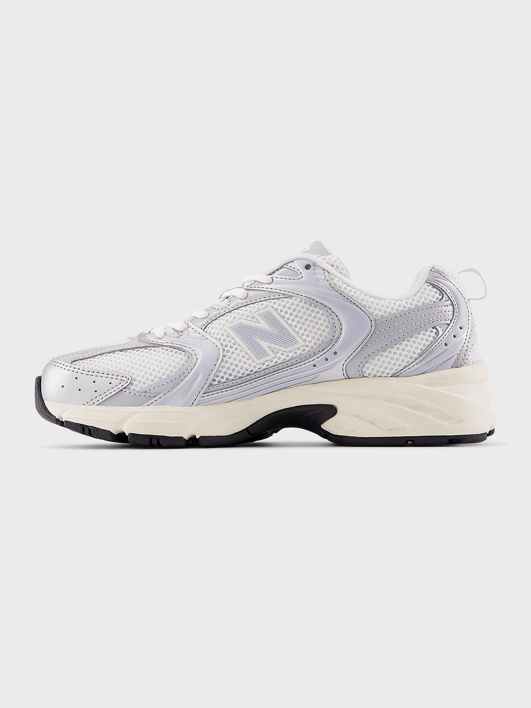 Binnenzijde van de sneaker met lila accenten op mesh en logo