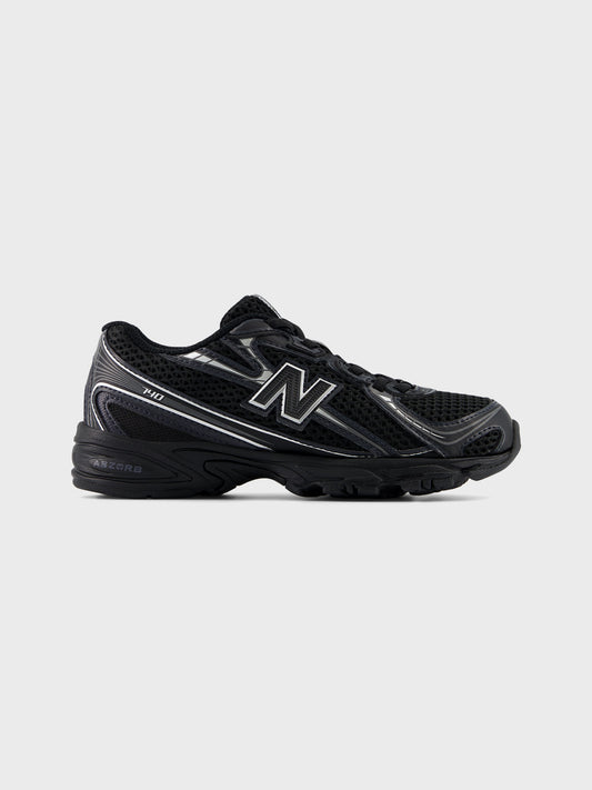 Zijaanzicht van de zwarte New Balance 740 kinderschoenen met zilveren details