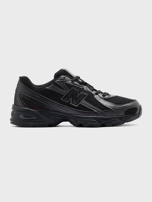 New Balance 740 Sneakers in zwart, zijaanzicht