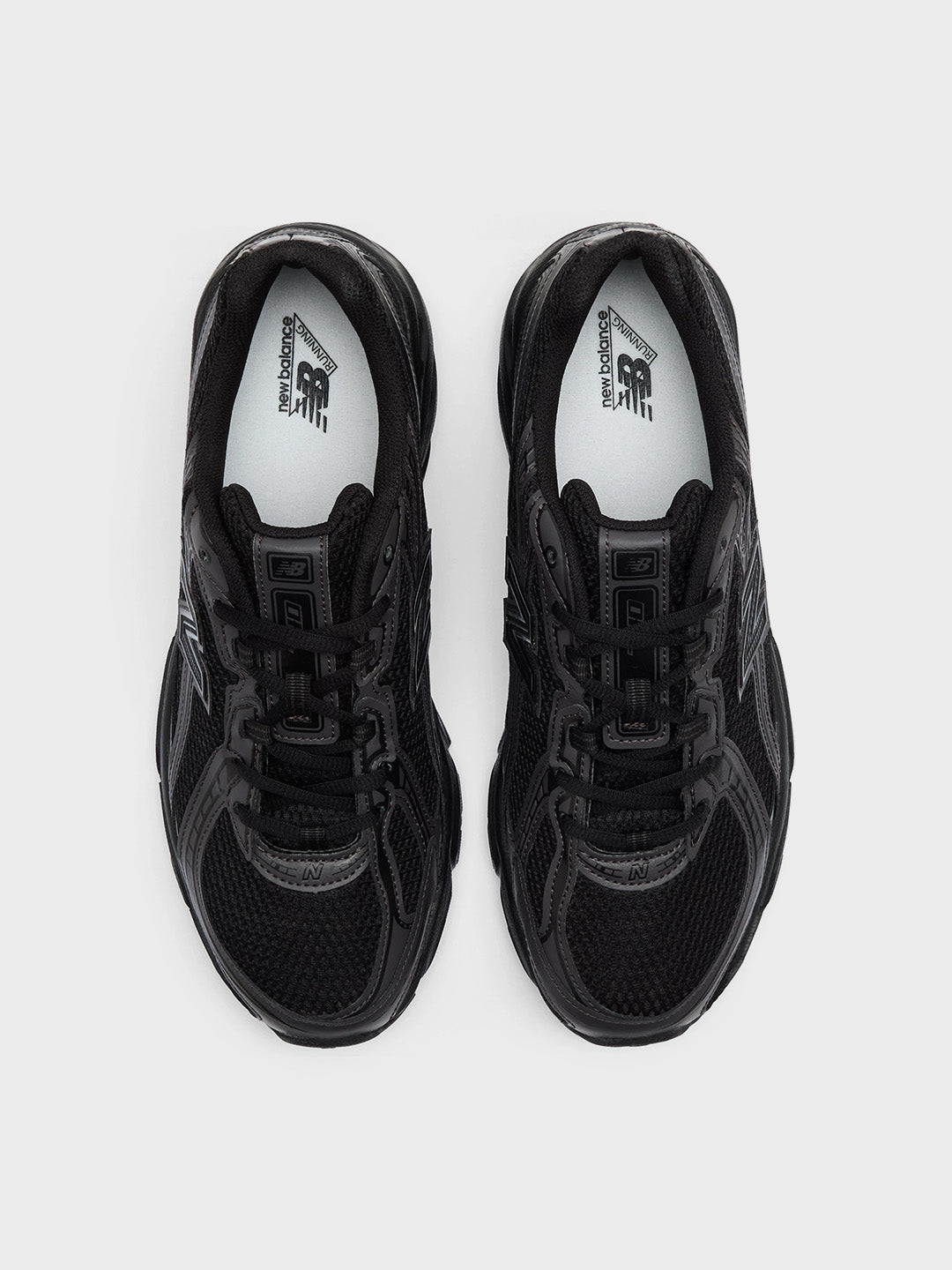 Bovenaanzicht van de zwarte New Balance 740 sneakers