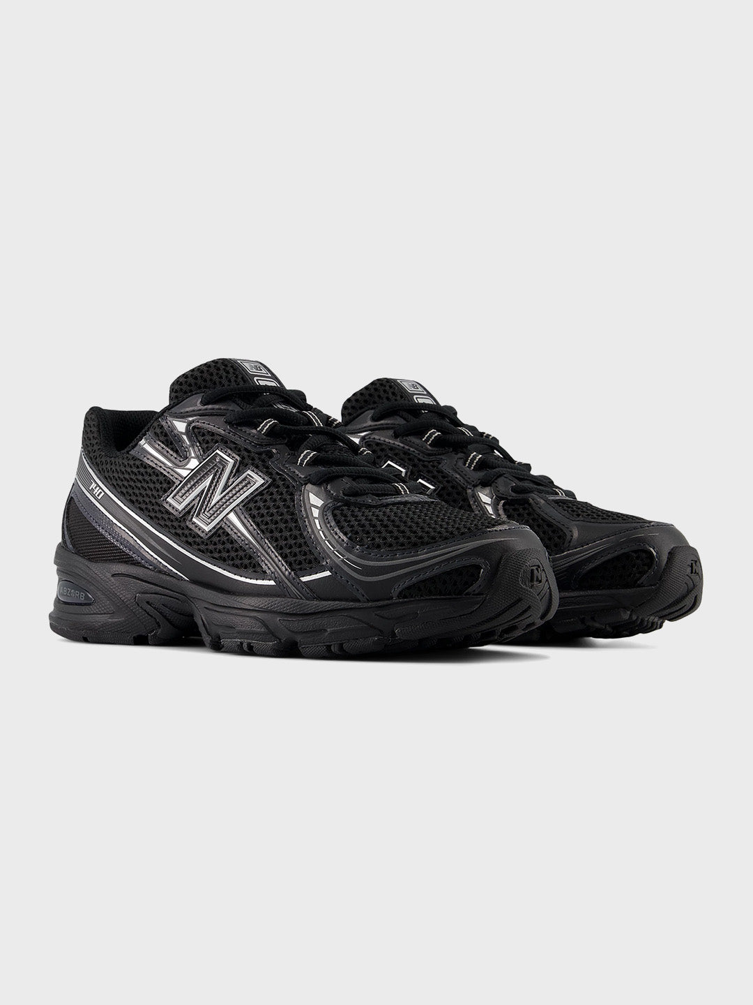 New Balance 740 sneaker Black Silver Metallic schuin voor
