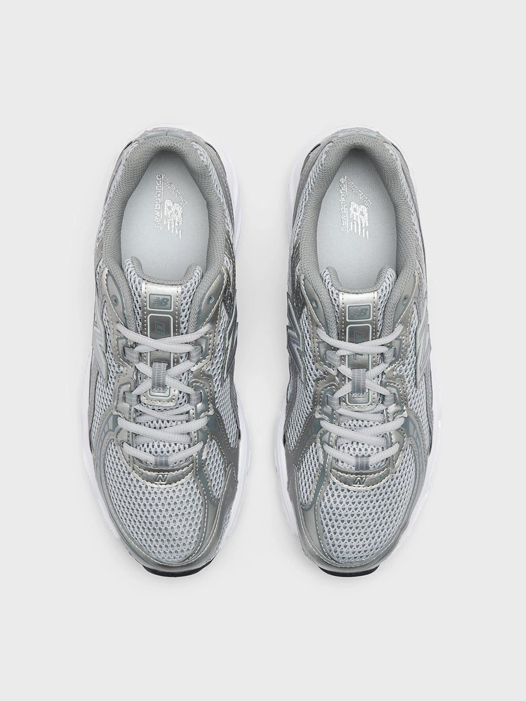Bovenaanzicht van de grijze New Balance 740 met zilveren details