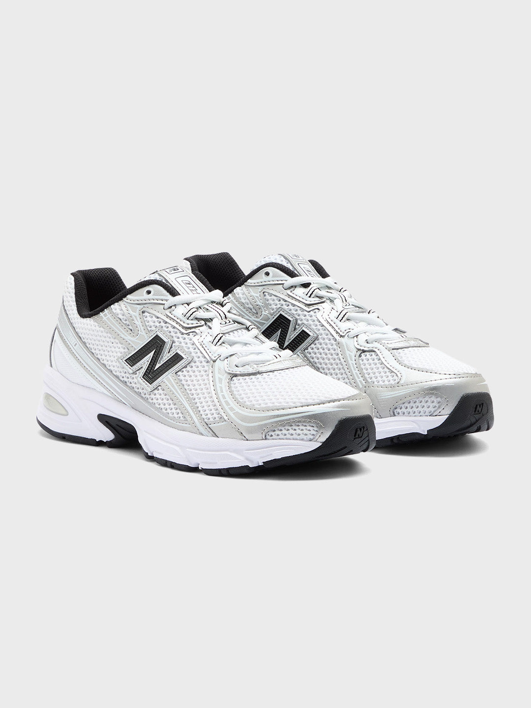 Zilver-met-zwarte New Balance 740 sneaker – schuin vooraanzicht