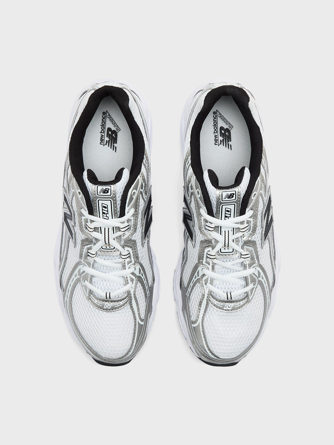 Bovenaanzicht van de New Balance 740 sneaker in metallic zilver