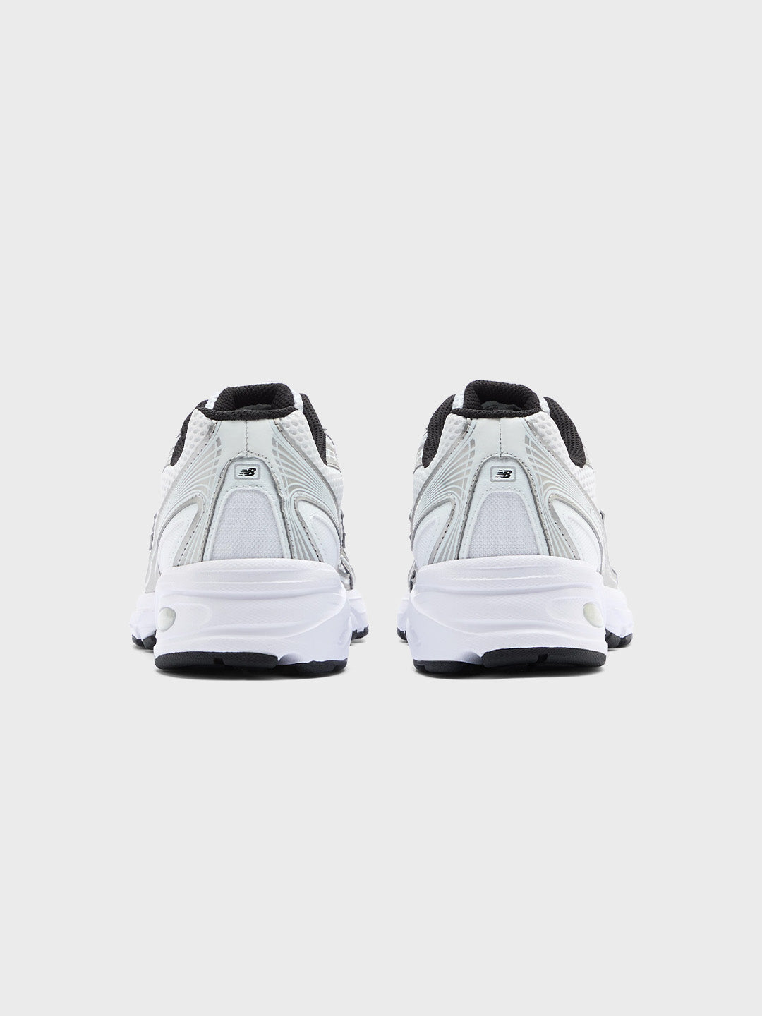 Achteraanzicht van de New Balance 740 sneaker met zwart detail op de hiel