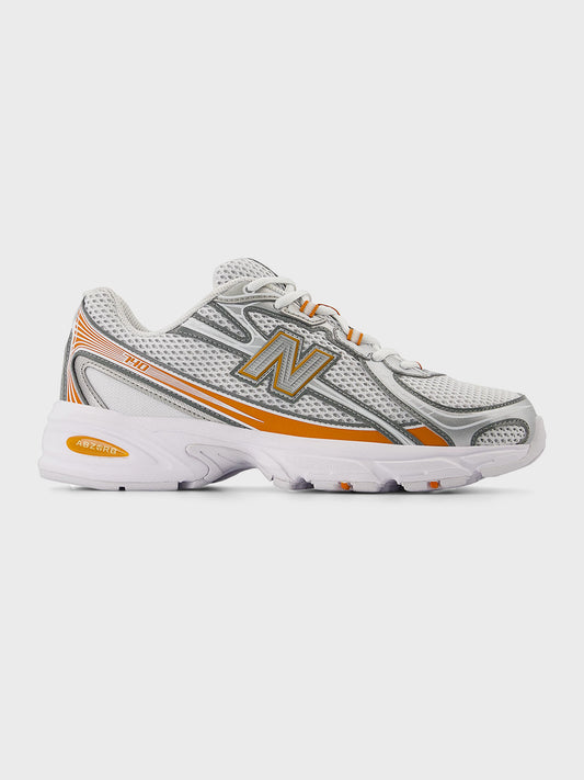 Zijaanzicht van de New Balance 740 Sneakers White/Classic Orange