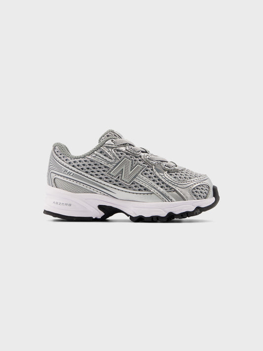 Zijaanzicht van de New Balance 740 kindersneaker in grijs/zilver