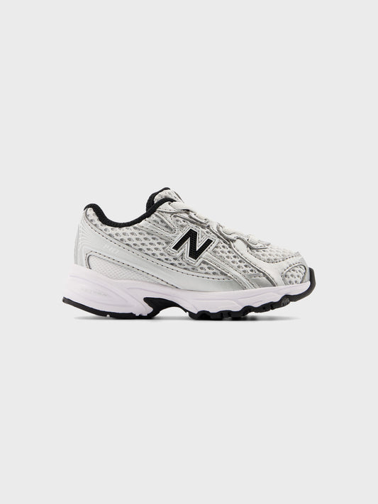 Zijaanzicht van de zilveren New Balance 740 kindersneakers