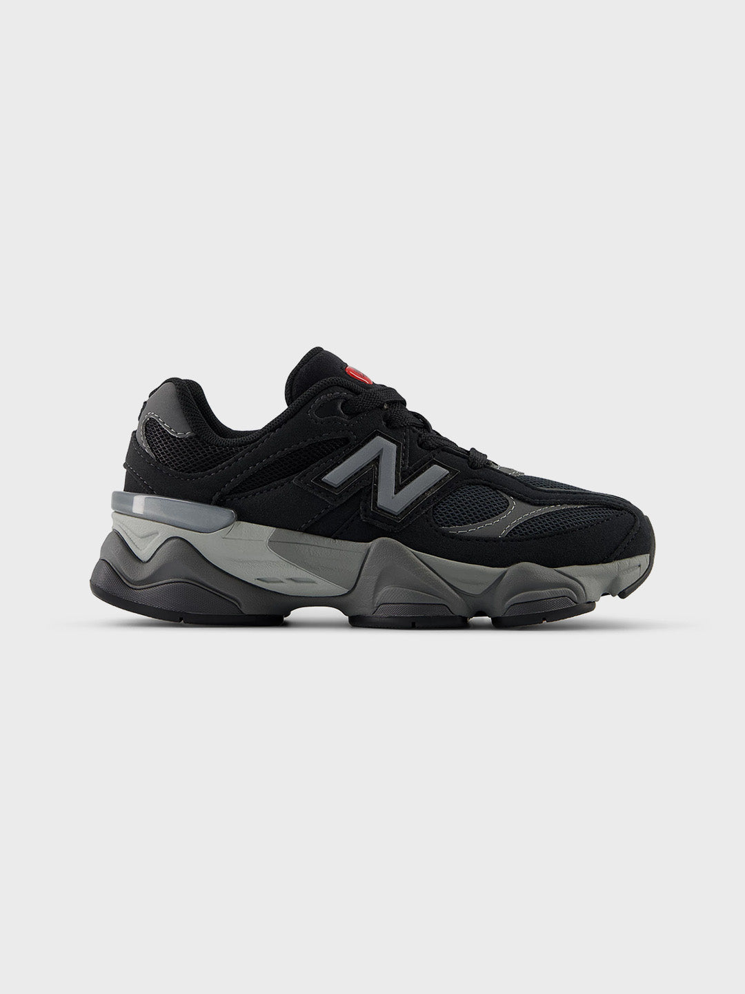 Zijaanzicht van de New Balance 9060 kindersneaker in zwart/grijs