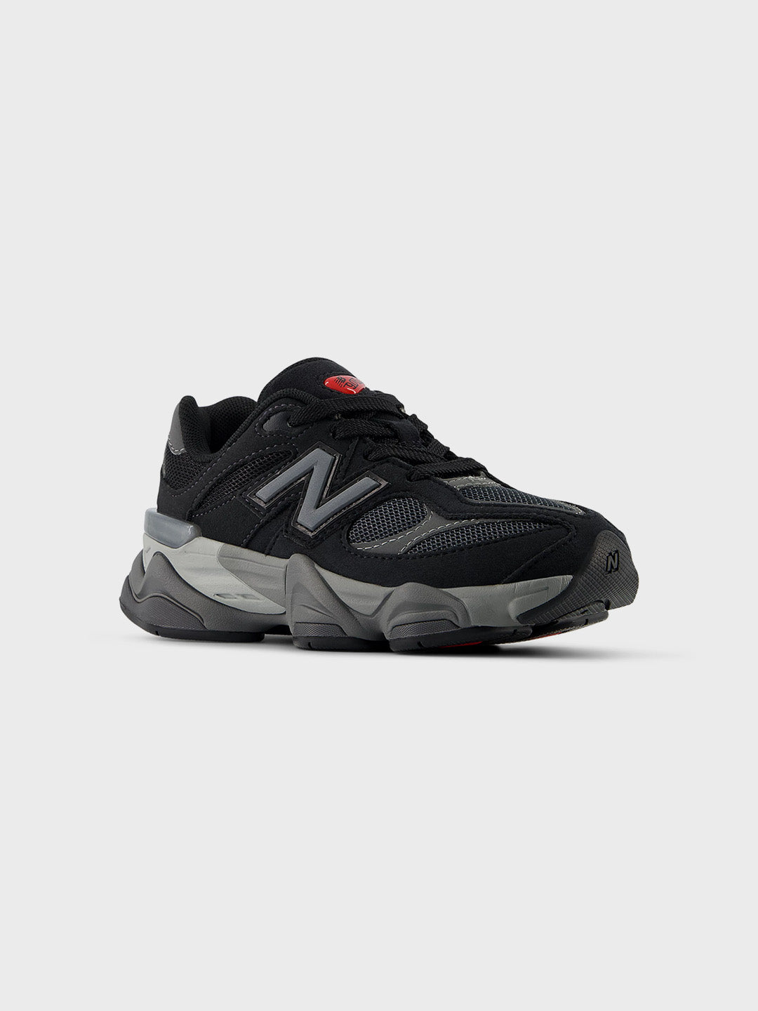 Schuin vooraanzicht van New Balance 9060 kinderschoenen