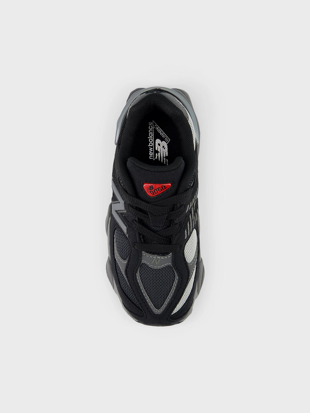 Bovenaanzicht van de New Balance 9060 voor kids, met vetersluiting