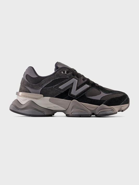 Zijaanzicht van de New Balance 9060 Black/Castlerock sneaker