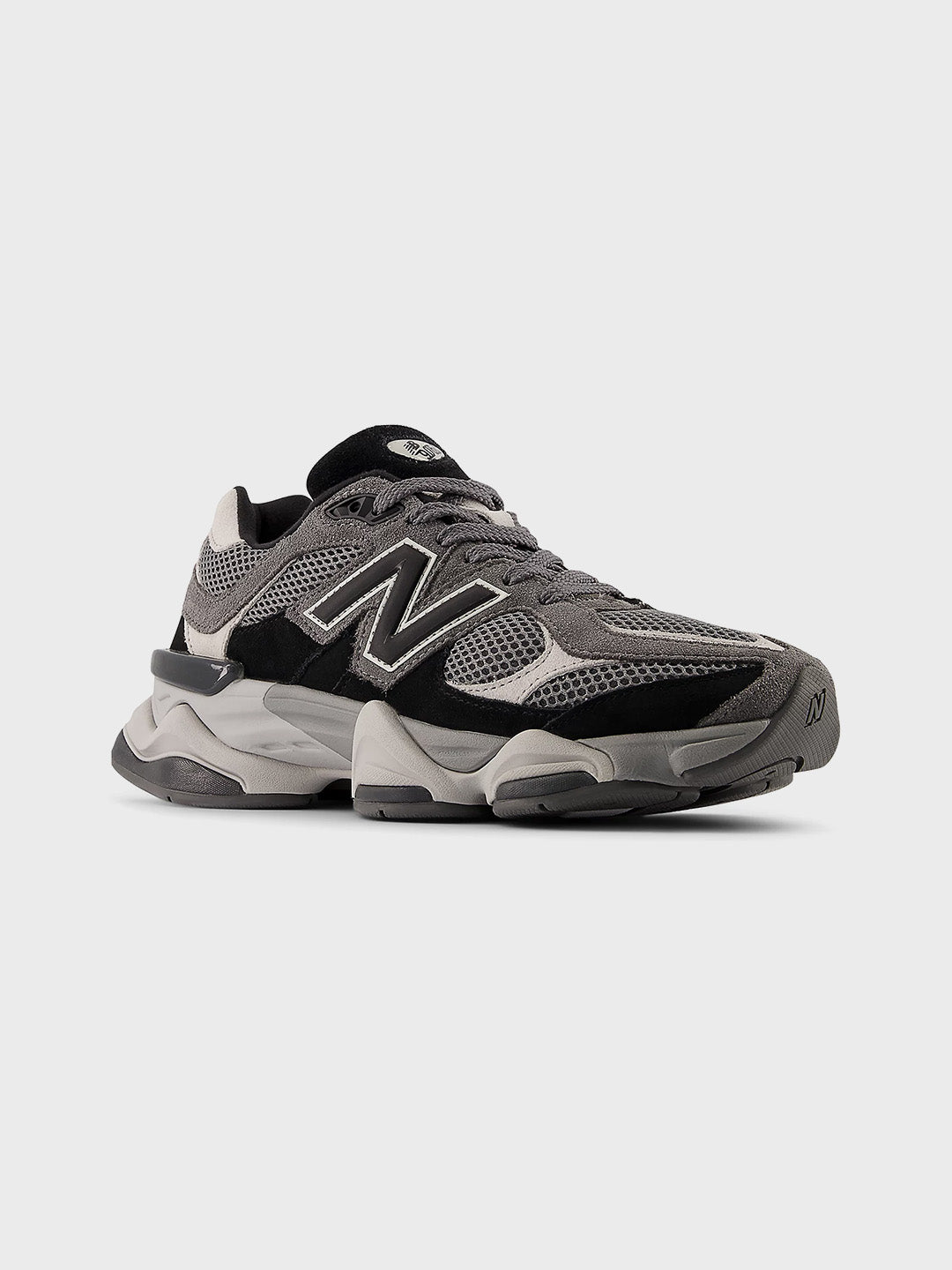 New Balance 9060 Sneakers in Black/Grey - schuin vooraanzicht