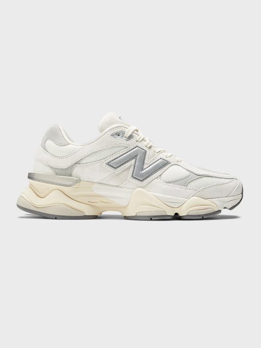 Zijkant van de New Balance 9060 Sneakers in Sea Salt/White