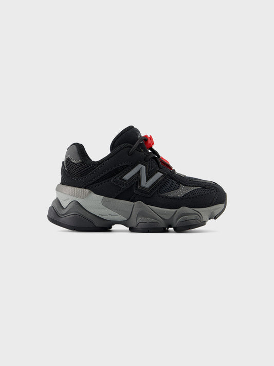 Zijaanzicht van de New Balance 9060 kinderschoen in zwart/grijs