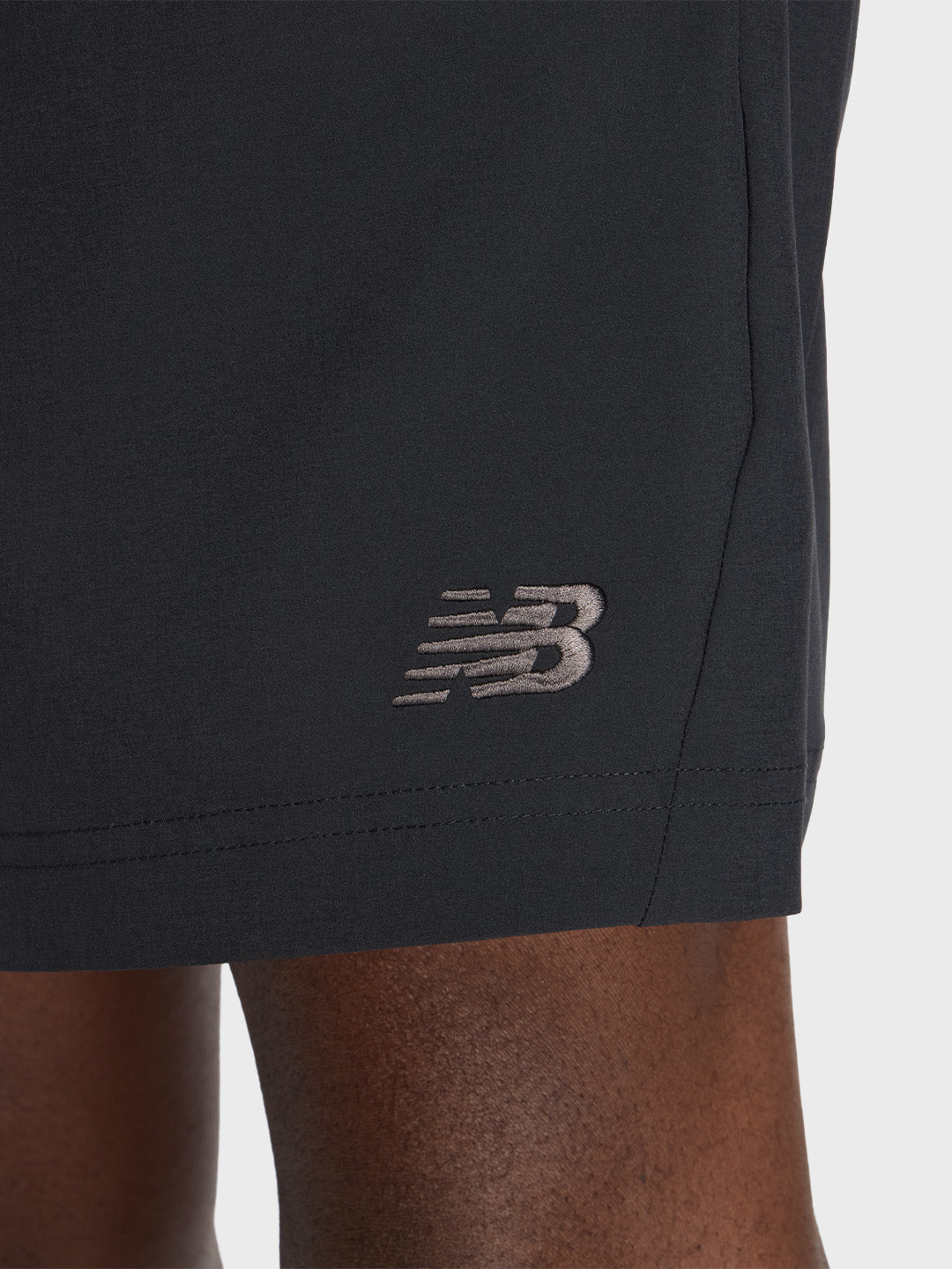 New Balance Athletics Woven Shorts Black - close-up New Balance logo