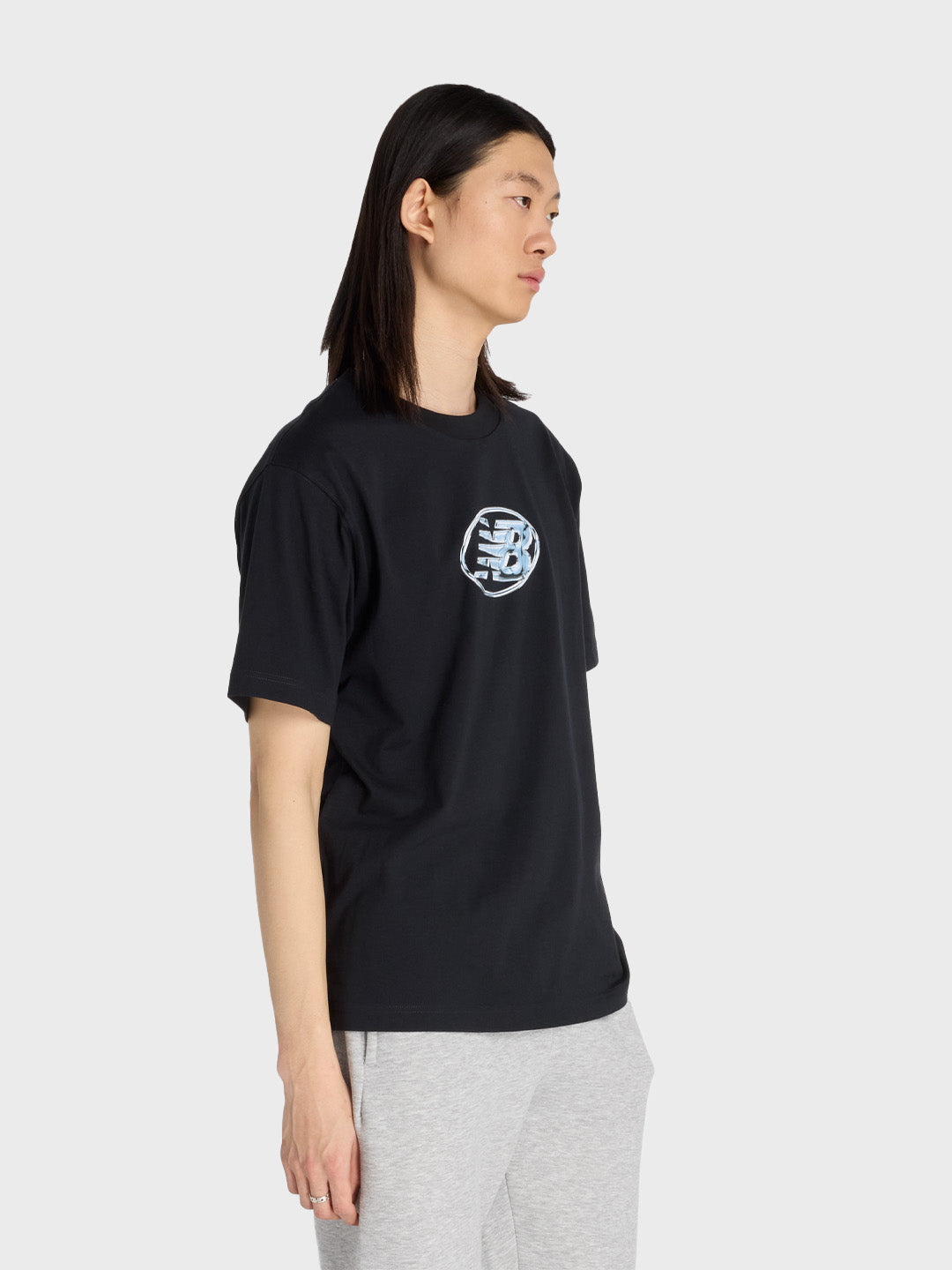 zwart New Balance t-shirt met logo - zijaanzicht
