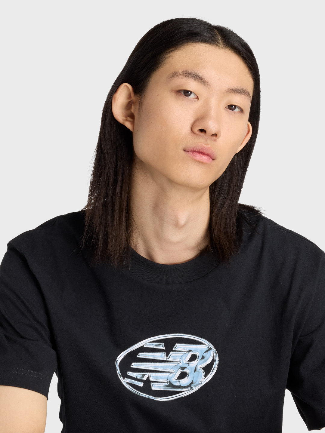 close up van New Balance t-shirt in het zwart met chrome logo