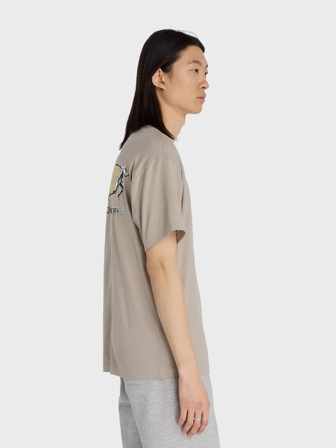 New Balance Chrome Runner T-Shirt Arid Stone - zijkant