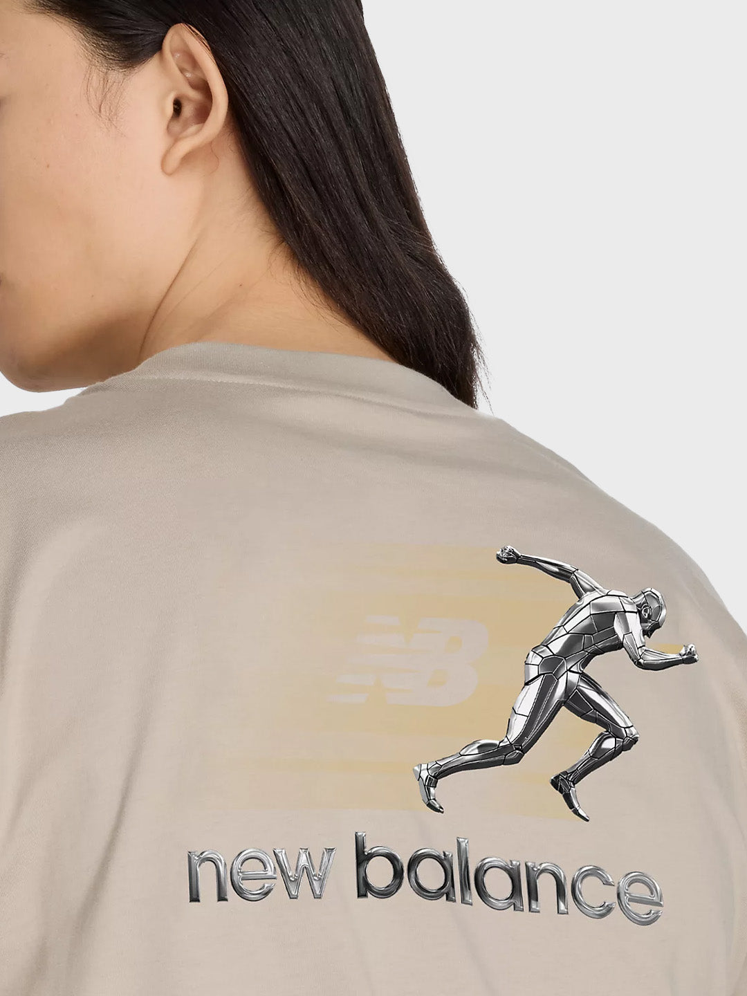 New Balance Chrome Runner T-Shirt Arid Stone - close-up graphic achterkant