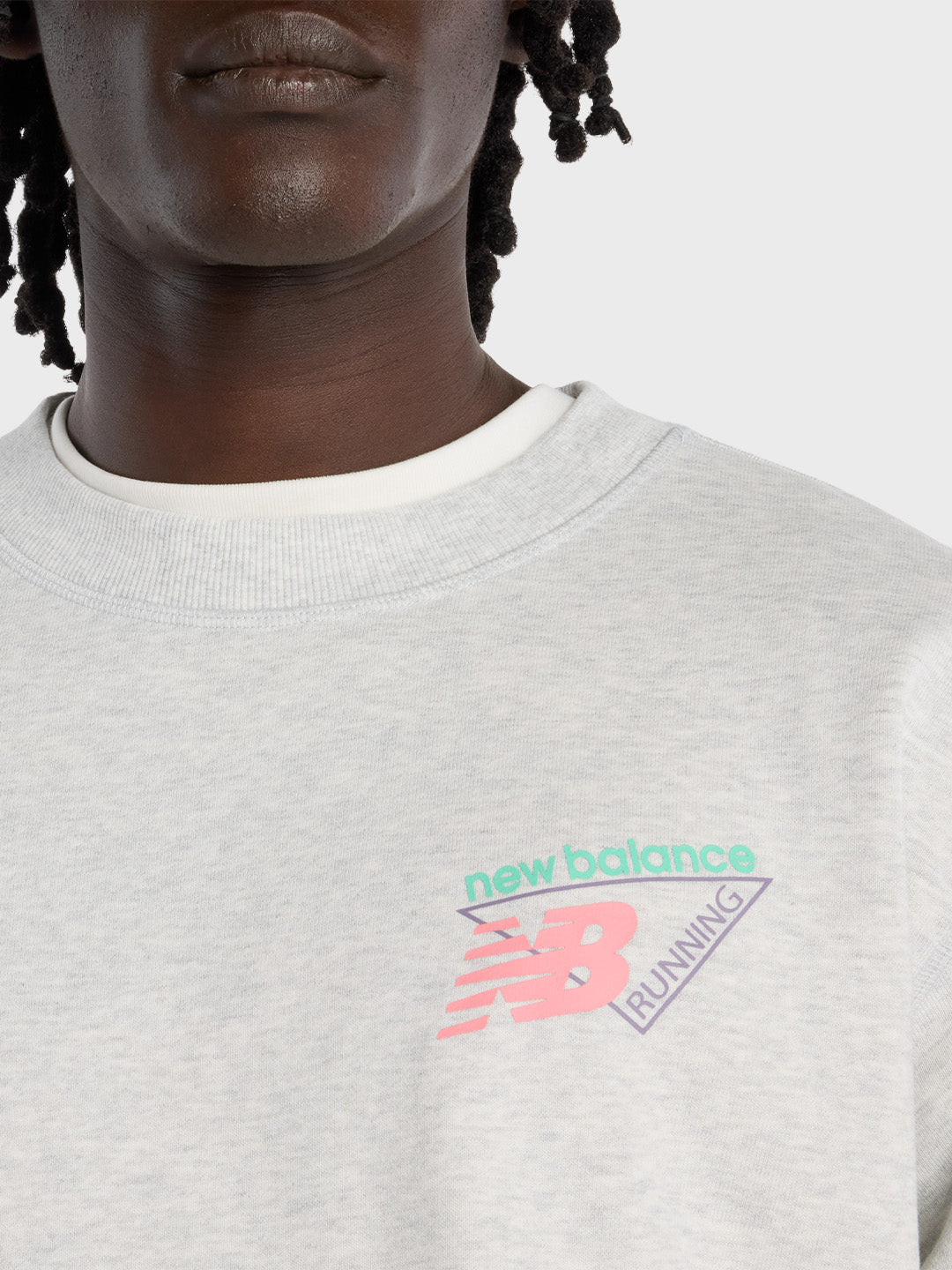 New Balance Classic Tri-Logo Sweater Grey - close-up logo voorkant