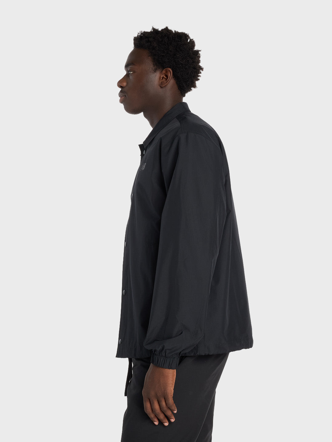 New Balance Coach Jacket Black model zijkant