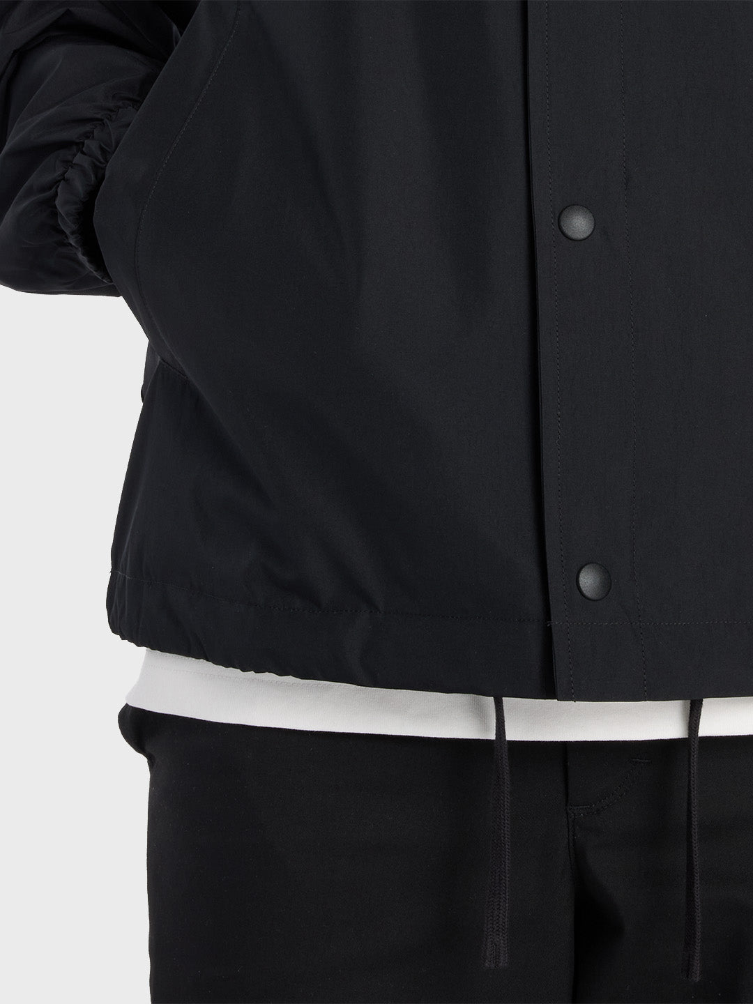 New Balance Coach Jacket Black close-up drukknopen en zak