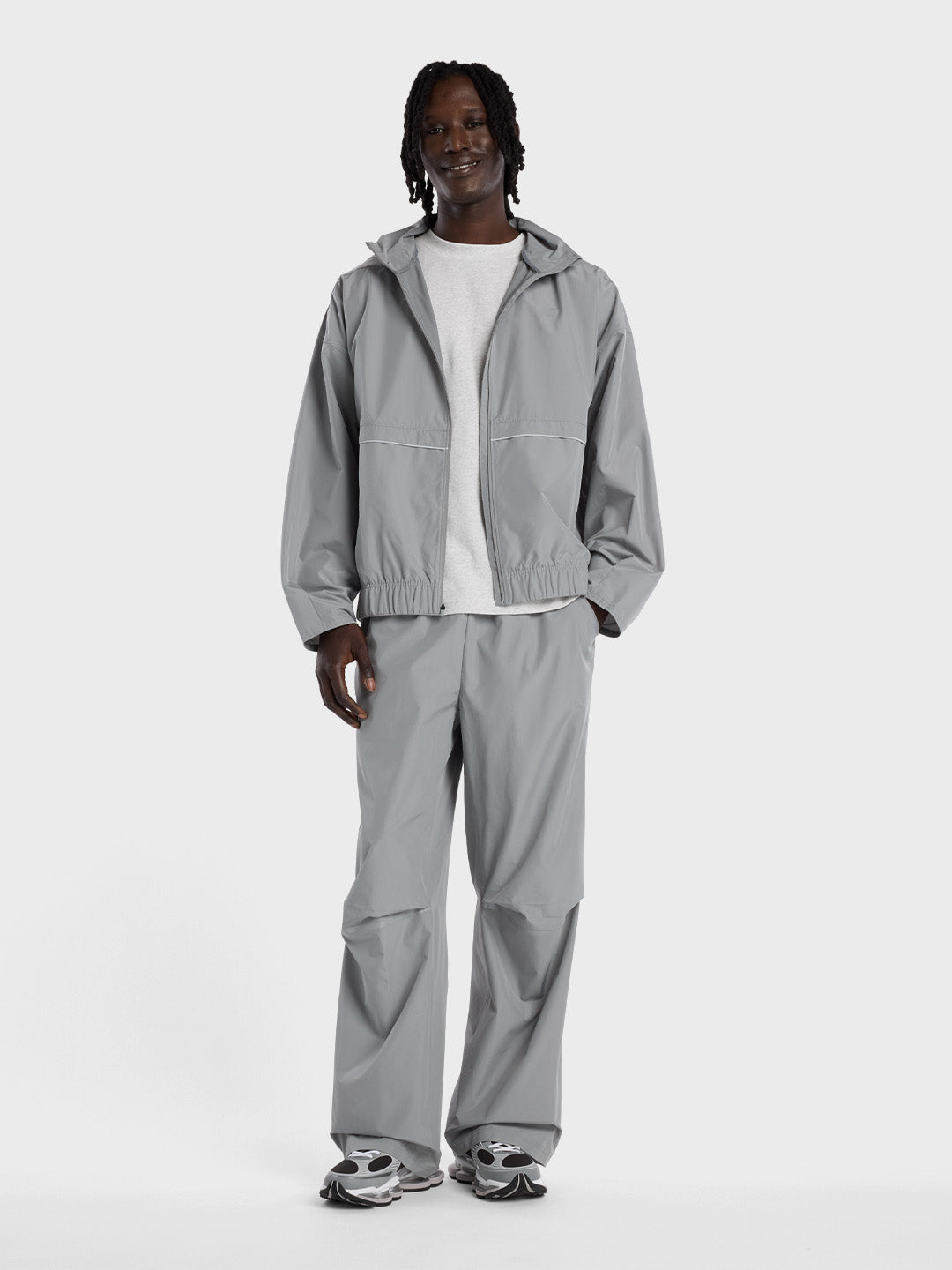 New Balance Elusive Shell Jacket Slate Grey - full outfit met elusive shell pants