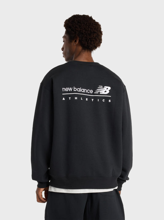 Achteraanzicht van model met zwarte New Balance sweater en grote ruggraphic