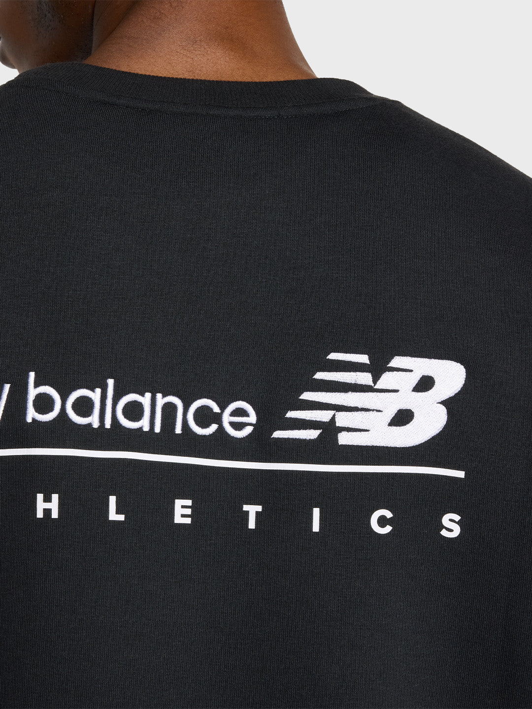 Detail van de grote New Balance graphic op de rug