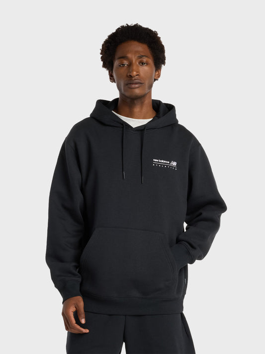 Vooraanzicht van model met zwarte New Balance hoodie