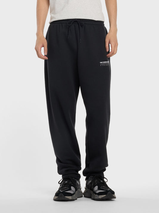 Vooraanzicht van model met zwarte New Balance sweatpants