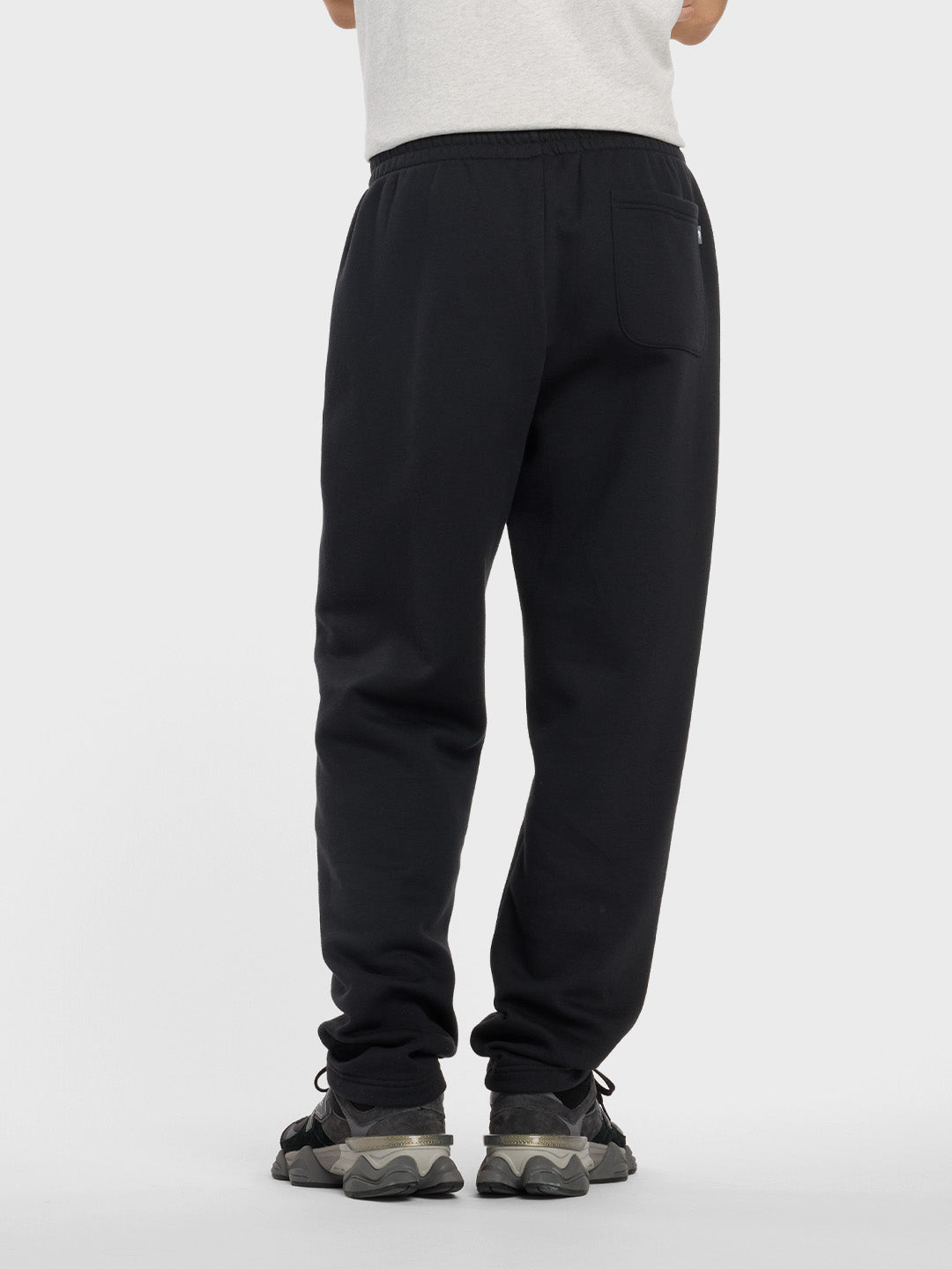 Achteraanzicht van zwarte sweatpants met achterzak