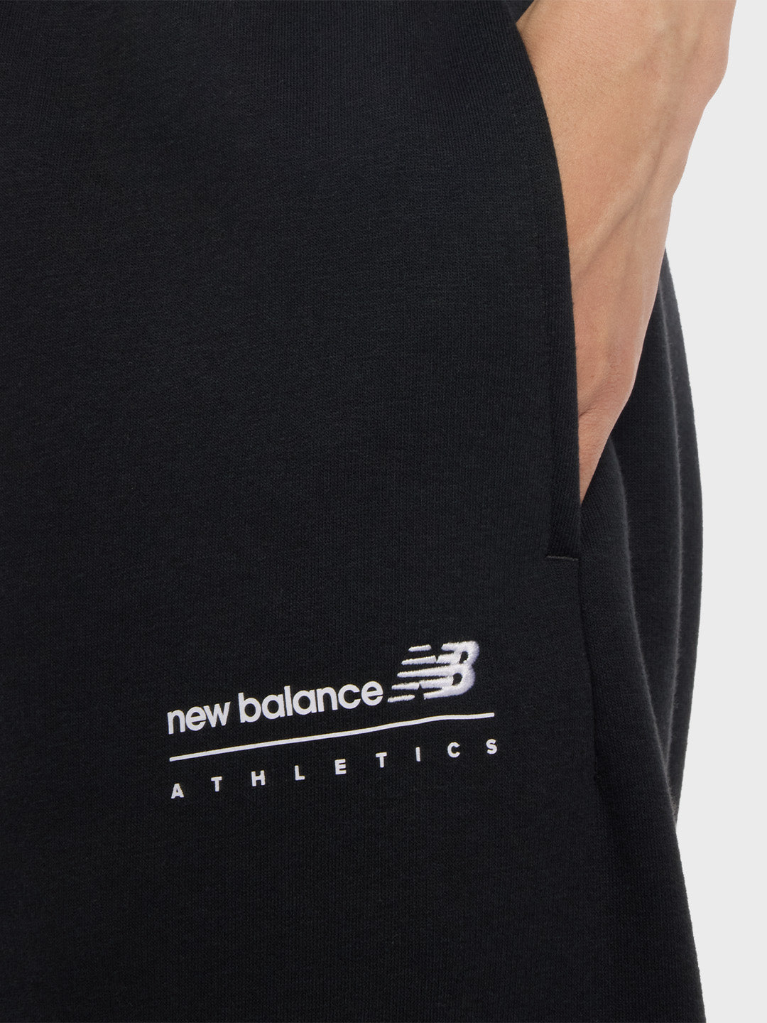 Detail van de New Balance graphic op de broekspijp