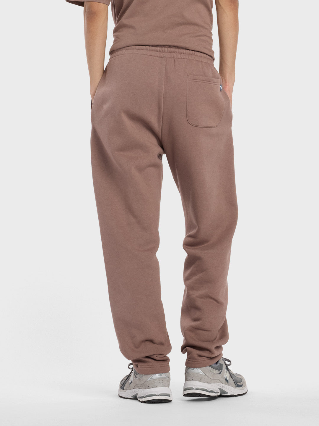Achterkant van de New Balance sweatpants