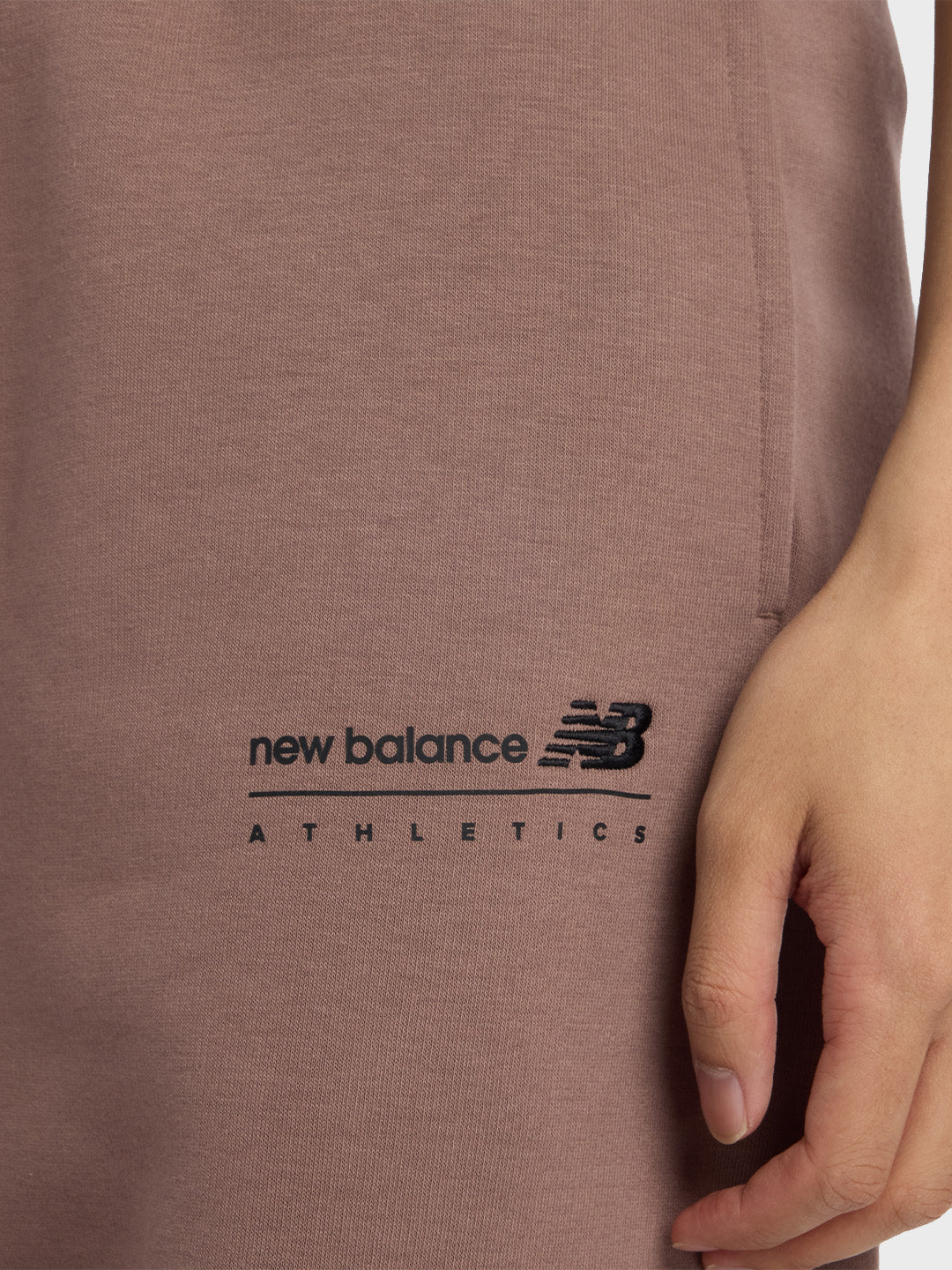 Close-up van de New Balance print op de pijp