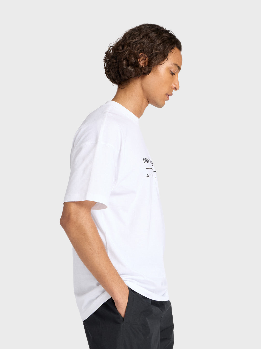 Zijaanzicht van het New Balance t-shirt met relaxed fit