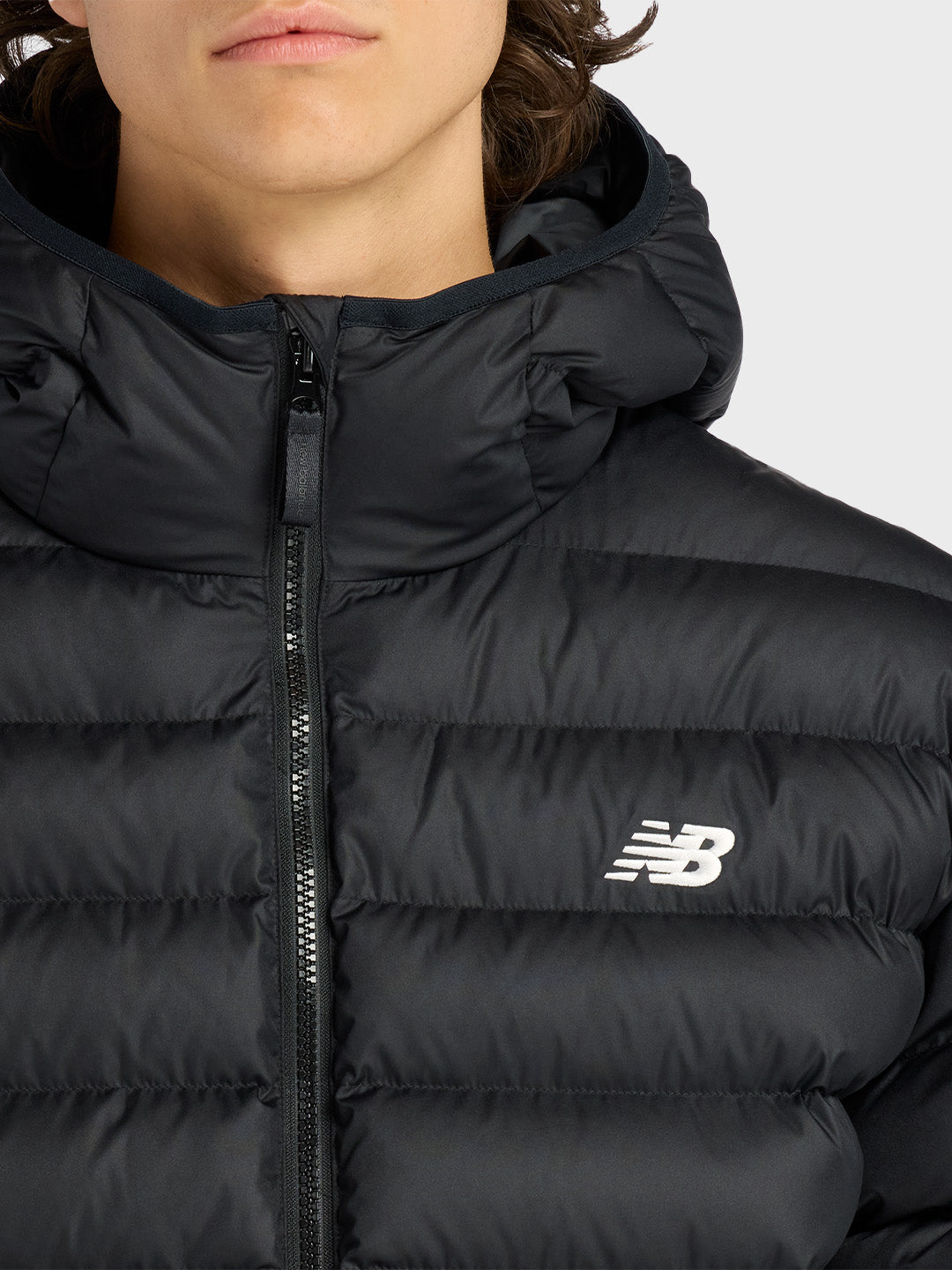 New Balance Sport Essentials Puffer Jacket voor heren - close-up ritssluiting en new balance logo