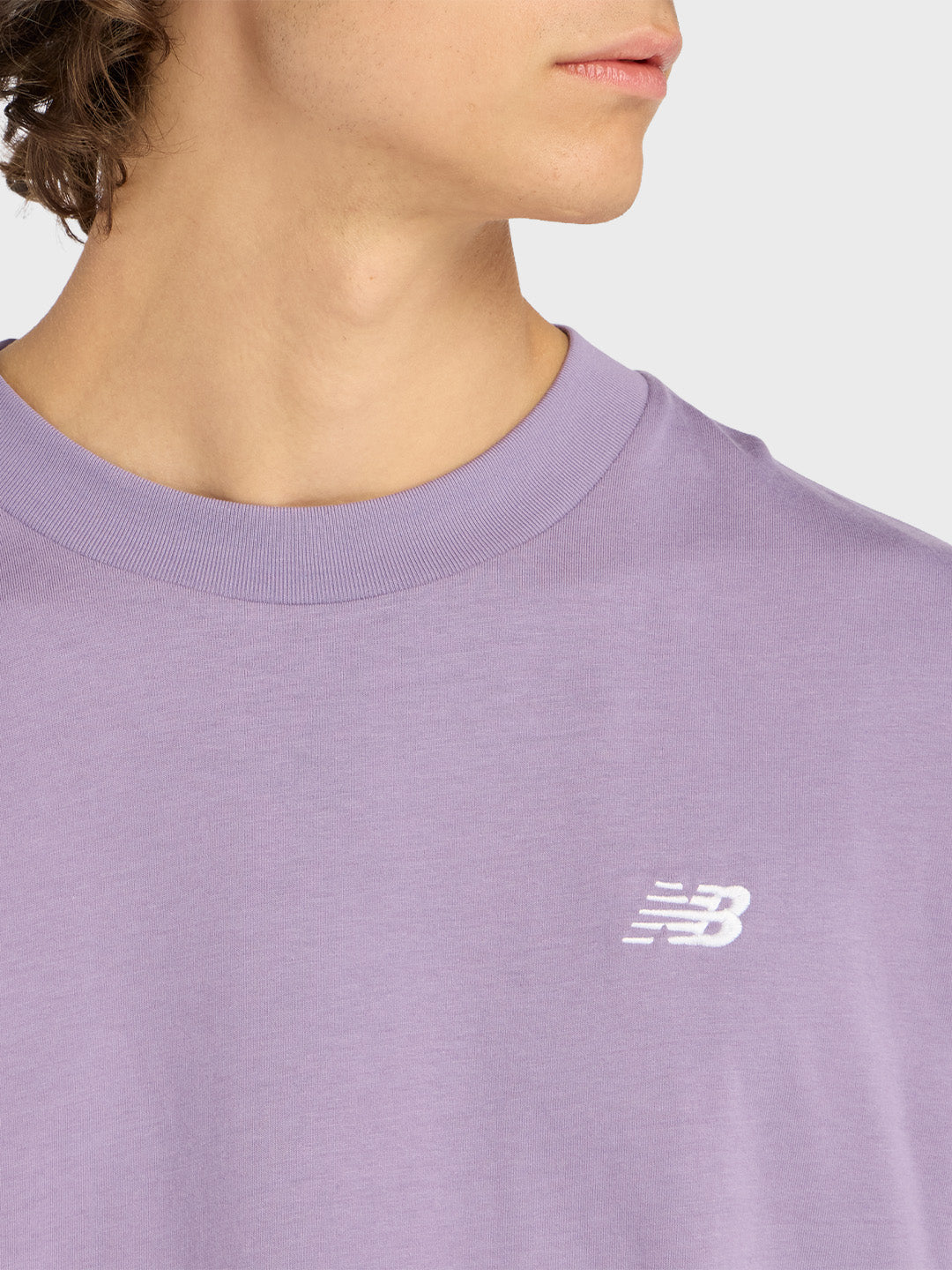 New Balance Sport Essentials T-Shirt Violet - close-up logo