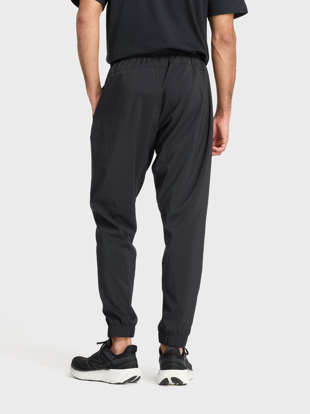 Achteraanzicht van de Sport Essentials Trackpants in zwart