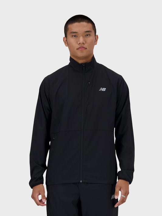 Vooraanzicht van de New Balance Stretch Woven Jacket in zwart