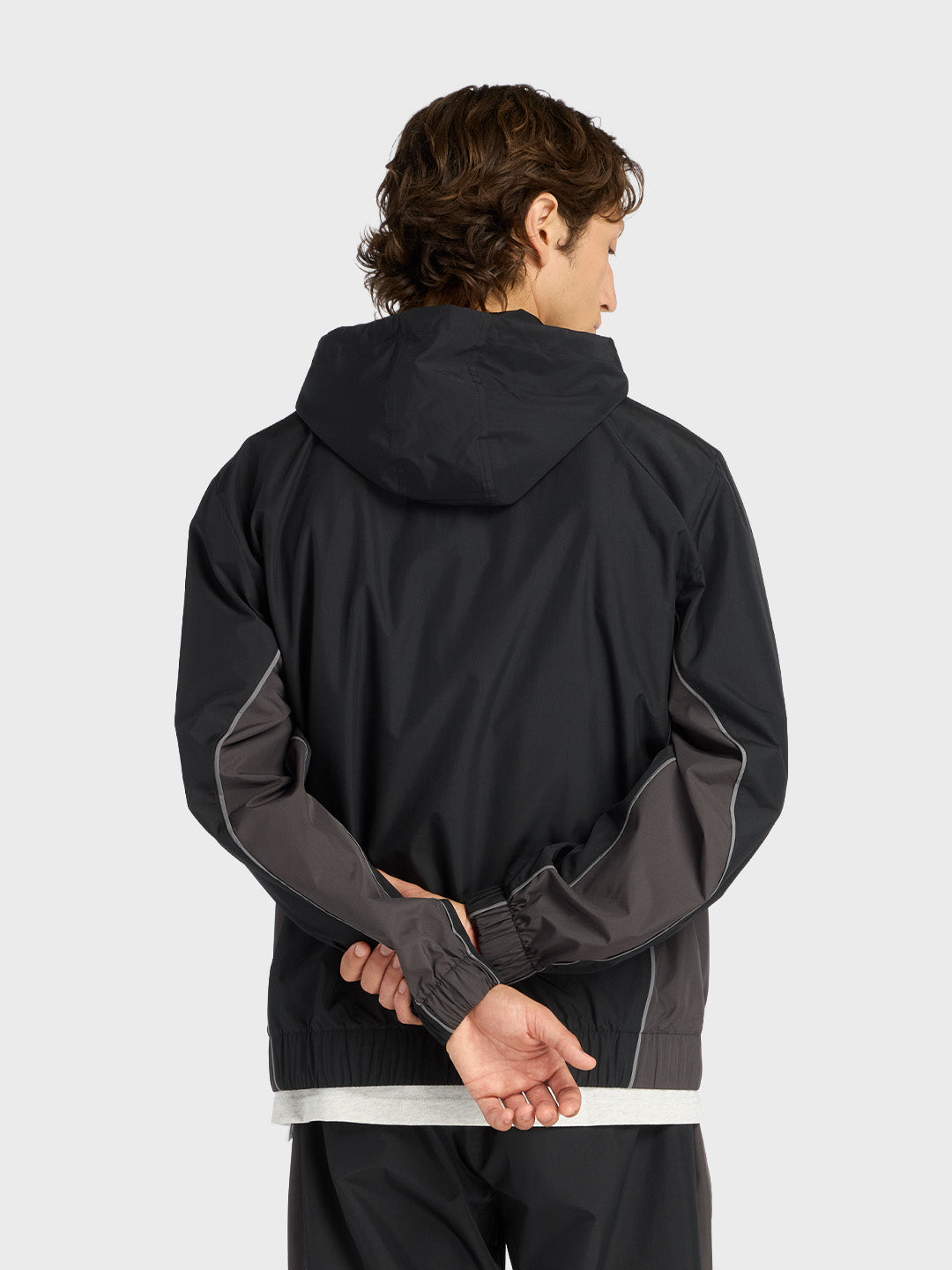 New Balance Trackside Jacket Black model achterkant